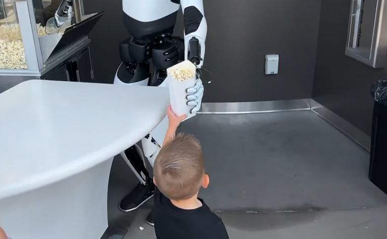 Робот Tesla Optimus раздаёт попкорн детям в первом ресторане компании - 1 Робот Tesla Optimus раздаёт попкорн детям в первом ресторане компании