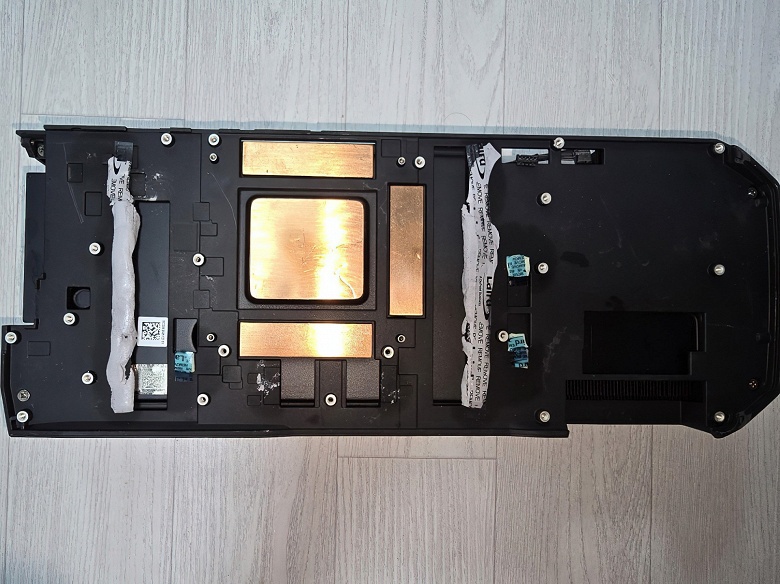 AMD готовила огромную видеокарту для конкуренции с GeForce RTX 4090. Опубликованы фото прототипа Radeon RX 7950 XTX - 4 AMD готовила огромную видеокарту для конкуренции с GeForce RTX 4090. Опубликованы фото прототипа Radeon RX 7950 XTX