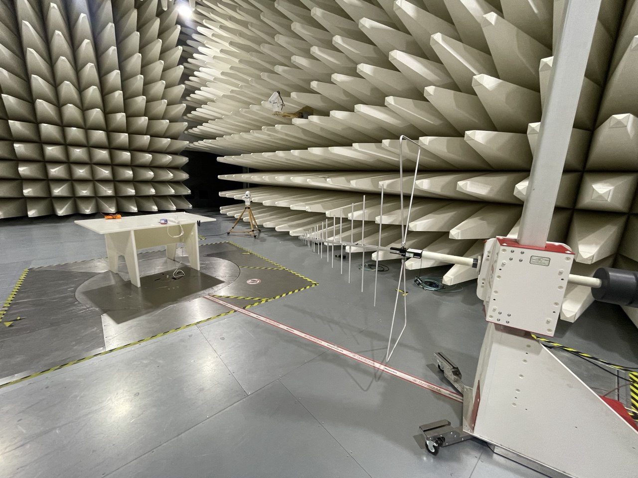 Испытания на ЭМИ (электромагнитное излучение) в безэховой камере