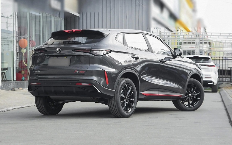 В России появится новый стильный кроссовер Changan X5 Plus: с тремя экранами на передней панели и 188 л.с.