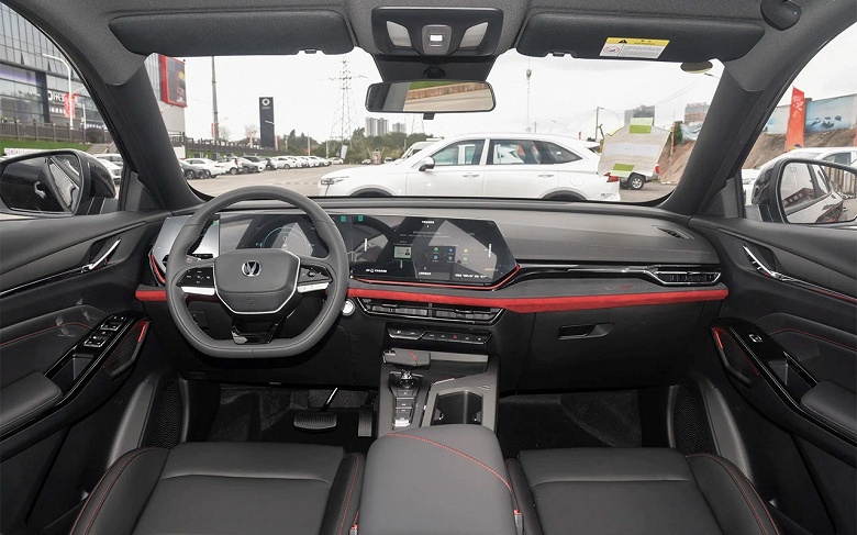 В России появится новый стильный кроссовер Changan X5 Plus: с тремя экранами на передней панели и 188 л.с.