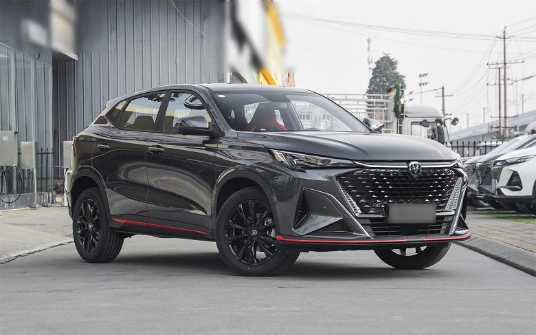 В России появится новый стильный кроссовер Changan X5 Plus: с тремя экранами на передней панели и 188 л.с.