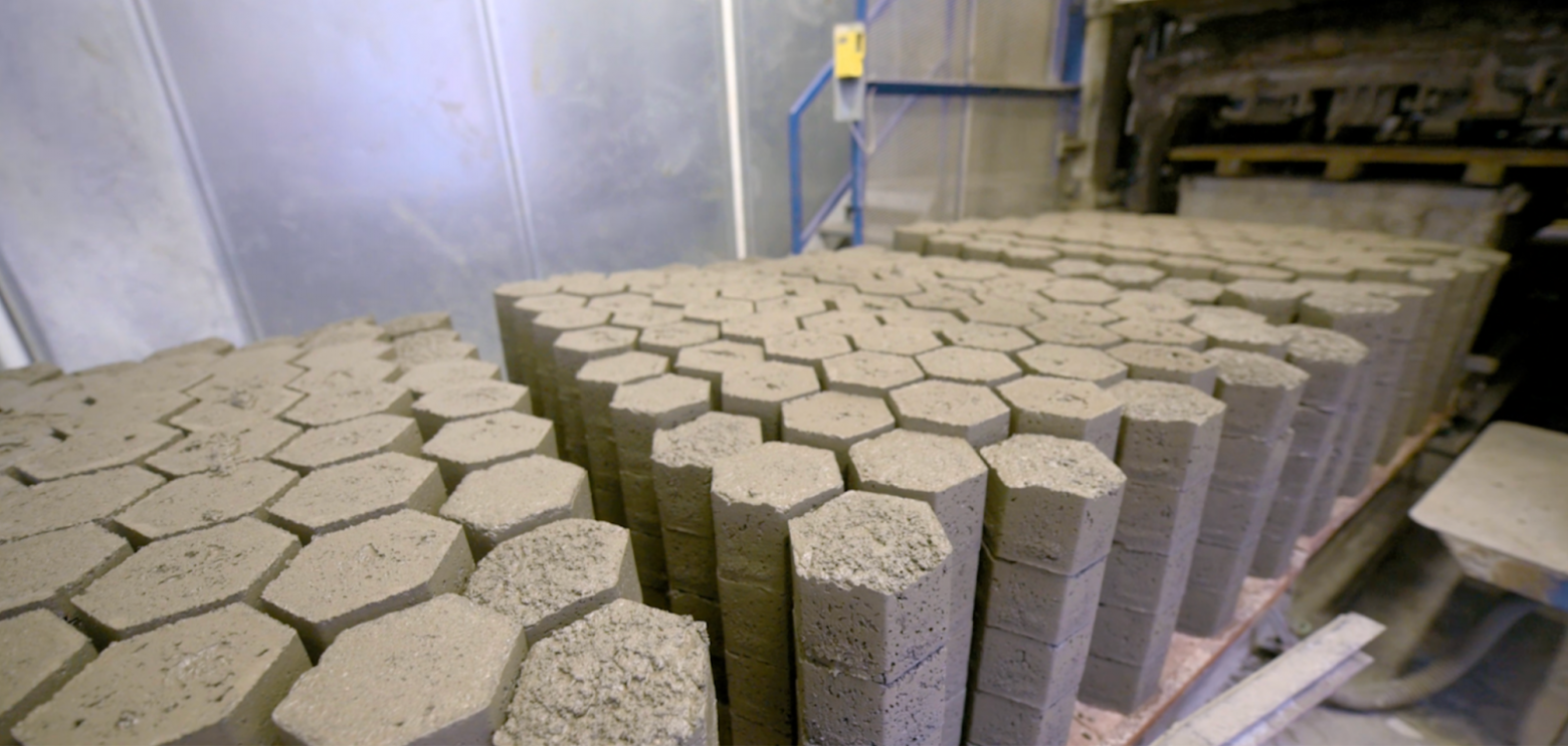 В дальнейшем переработанную продукцию используем вместе с исходным сырьём в вагранках для производства минеральной ваты. Это улучшает качество продукции и повышает безотходность производства.