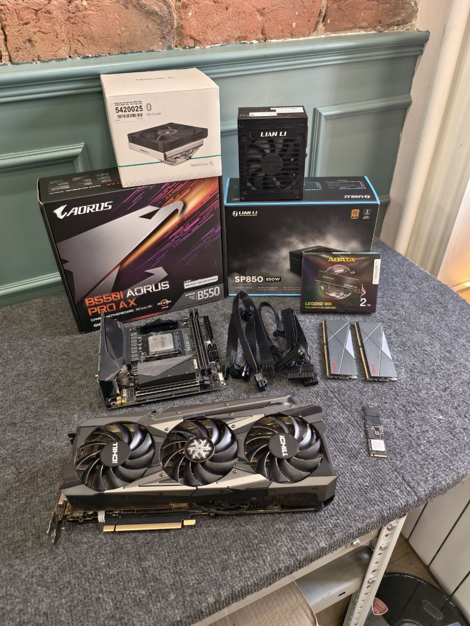 Комплектующие на столе.