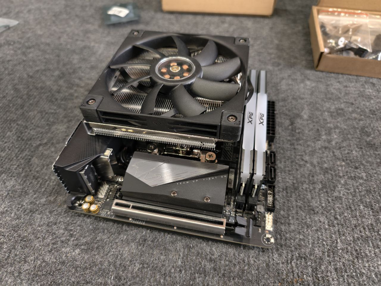 Материнская плата со смонтированными процессором, кулером, модулями памяти.