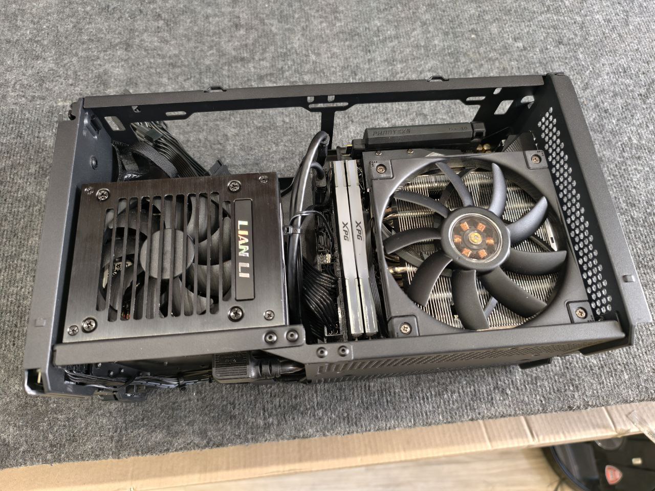 Смонтированная материнская плата вместе с блоком питания в корпусе.