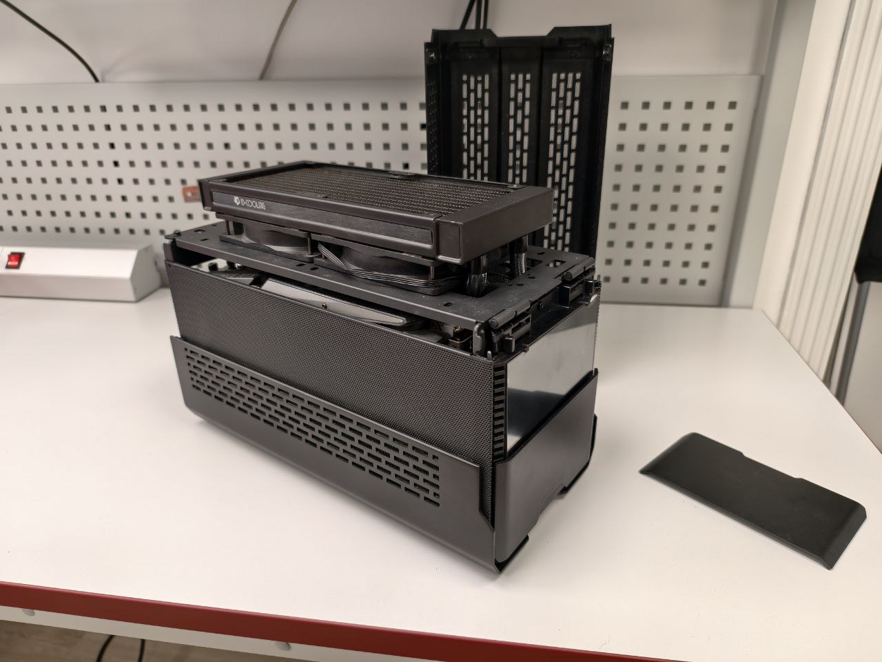 Корпус со смонтированной системой жидкостного охлаждения.