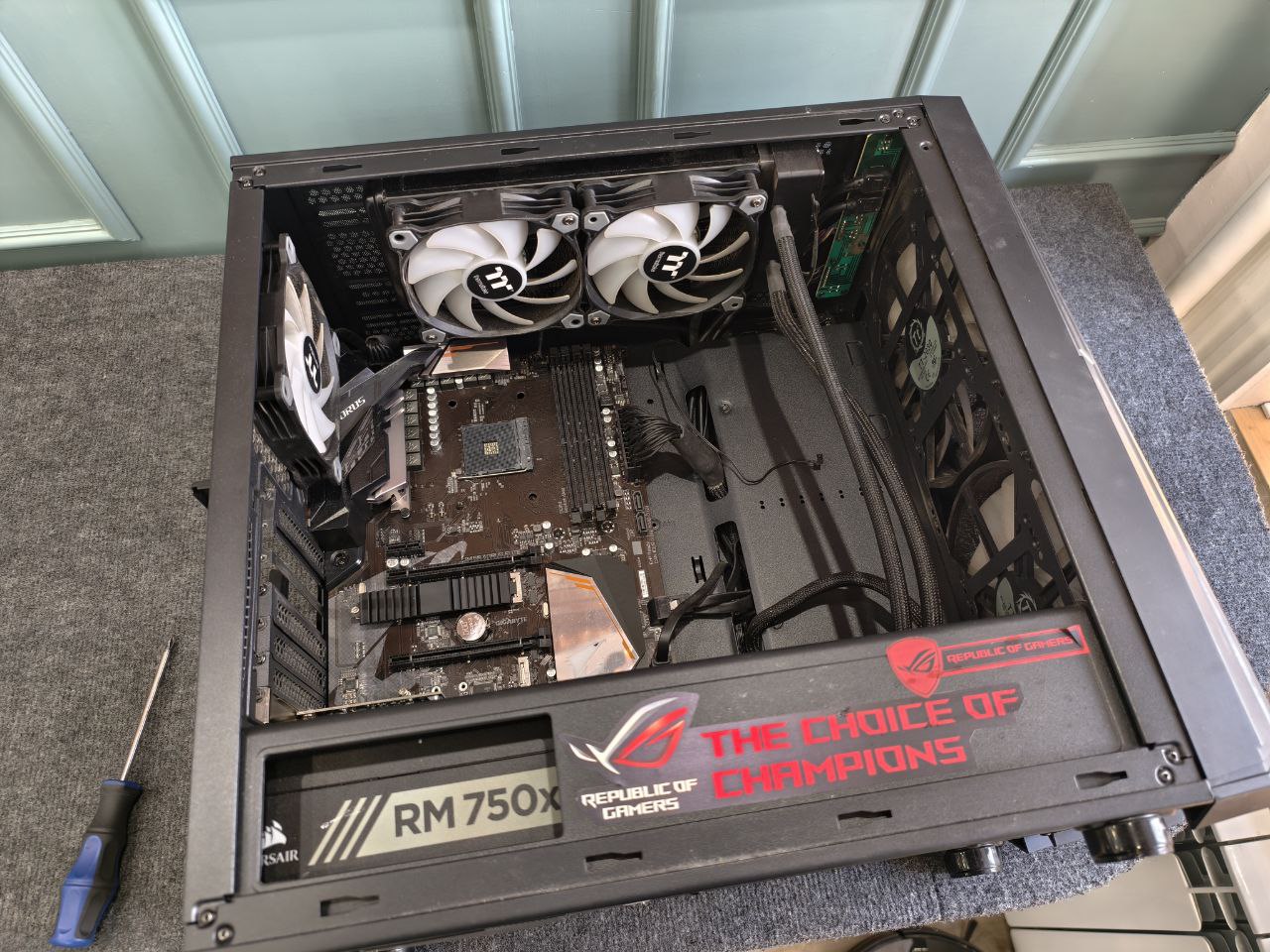 Корпус компьютера со снятой боковой крышкой.