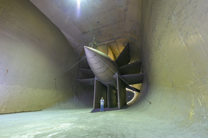 Аэродинамическая труба ЦАГИ поистине огромна, она позволяет измерять показатели больших моделей летательных аппаратов. На фото: обтекатель двигателя, который и создает поток в трубе  