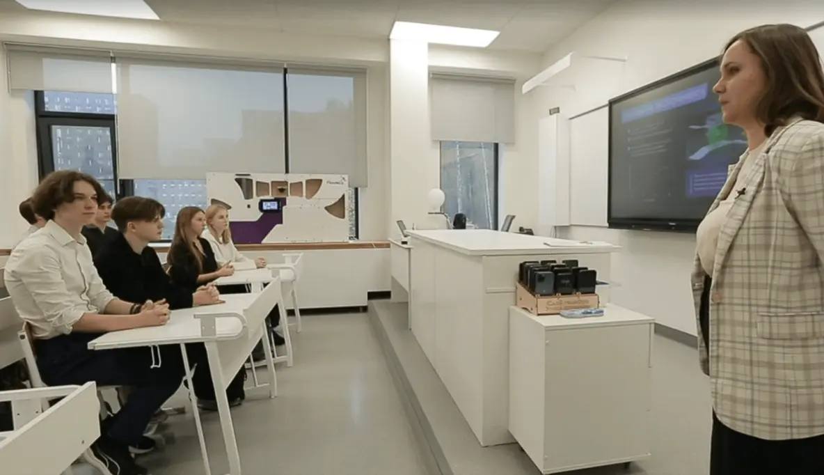 Галина Ветрова, учитель физики московской школы № 2094, проводит урок с использованием АДТ Flowtech, которую на этом снимке мы видим стоящей на подоконнике в классе (фото smotrim.ru)   