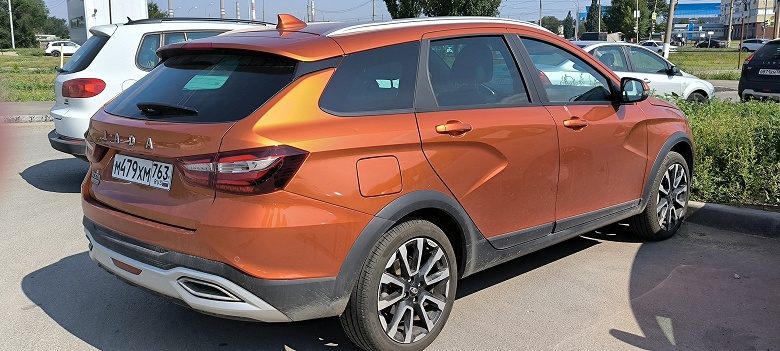 АвтоВАЗ, а это точно &laquo;металлик&raquo;? Инсайдер &laquo;с фонариком и лупой&raquo; изучил Lada Vesta и не нашёл ни одной блестки