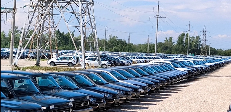 Возле Тольятти замечены целые поля товарных автомобилей Lada: дистрибуторы вынуждены расширять складские площадки