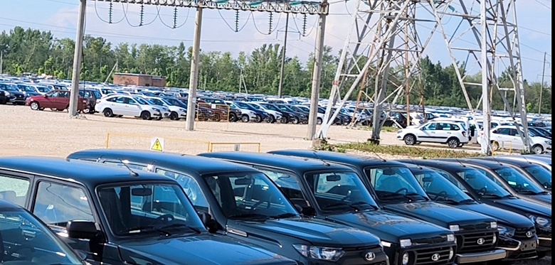 Возле Тольятти замечены целые поля товарных автомобилей Lada: дистрибуторы вынуждены расширять складские площадки