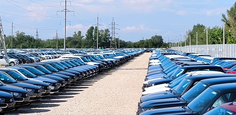 Возле Тольятти замечены целые поля товарных автомобилей Lada: дистрибуторы вынуждены расширять складские площадки