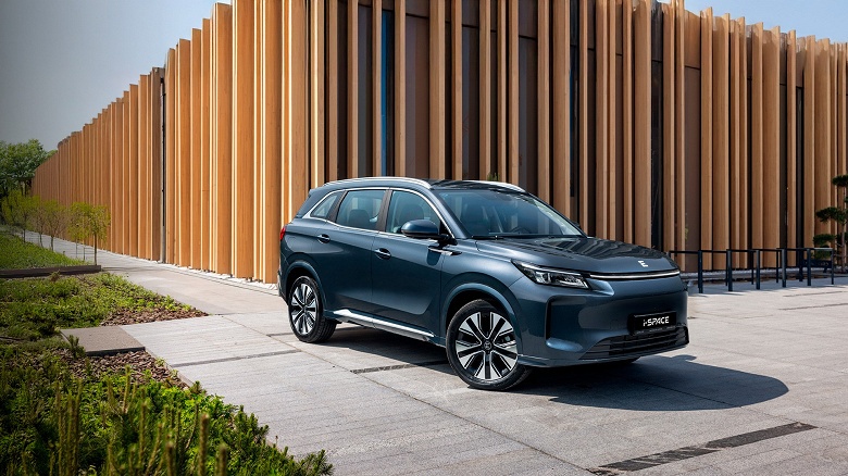 Запас хода 1250 км, госсубсидия и сборка в России по полному циклу. К дилерам скоро приедут обновлённые кроссоверы Evolute i-Space