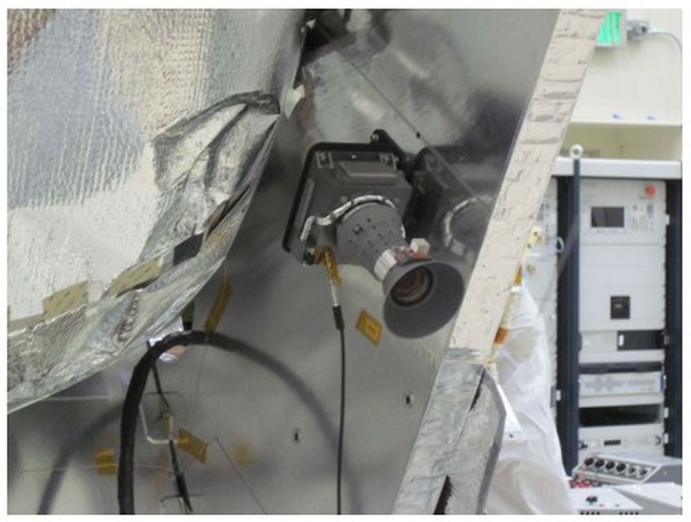  Камера JunoCam установлена снаружи космического корабля Juno, где она не имеет радиационной защиты, которую обеспечивает для других приборов титановый корпус космического корабля. Credit: CJ Hansen et al., 2014.