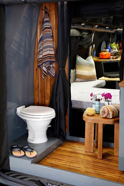 Калифорнийская компания превратила Mercedes-Benz Sprinter в крутой автодом для российской глубинки: лифт подвески, защита кузова, лебедка и полный привод - 4 Калифорнийская компания превратила Mercedes-Benz Sprinter в крутой автодом для российской глубинки: лифт подвески, защита кузова, лебедка и полный привод