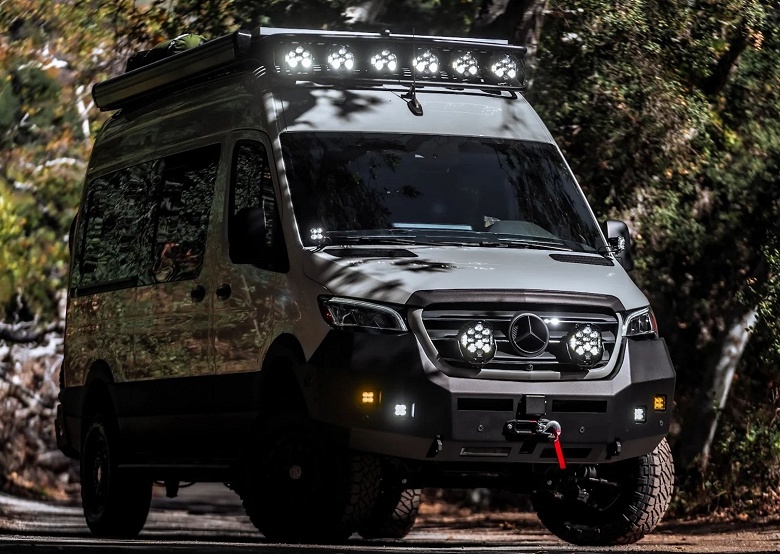 Калифорнийская компания превратила Mercedes-Benz Sprinter в крутой автодом для российской глубинки: лифт подвески, защита кузова, лебедка и полный привод - 1 Калифорнийская компания превратила Mercedes-Benz Sprinter в крутой автодом для российской глубинки: лифт подвески, защита кузова, лебедка и полный привод