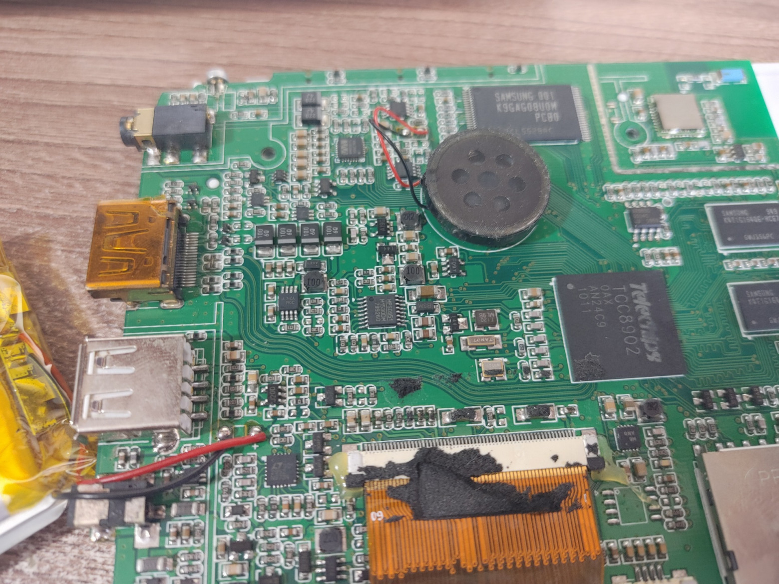 В качестве дисплея используется классическая 60 pin RGB матрица. Такую можно достать с многих планшетов тех лет!