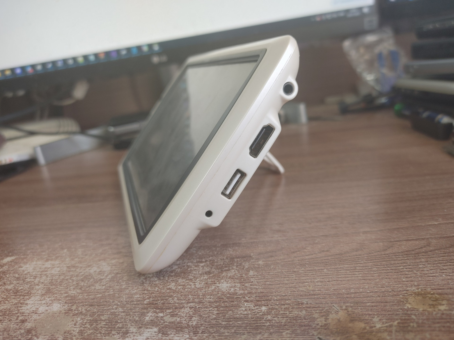 Полноразмерный USB 2.0, HDMI, разъем зарядки как у Nokia и ножка — неотъемлемые атрибуты гаджетов тех лет!