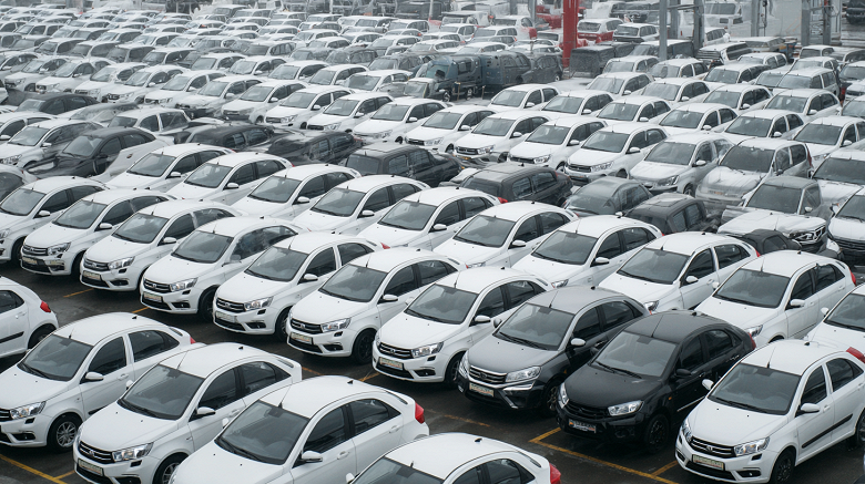 АвтоВАЗ прекратил производство на две недели, но запасов предостаточно