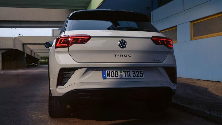 Кроссовер Volkswagen подешевел до уровня «китайцев» — теперь Volkswagen T-Roc можно заказать за 2,49 млн рублей (на 200 тыс. дешевле, чем в июне)