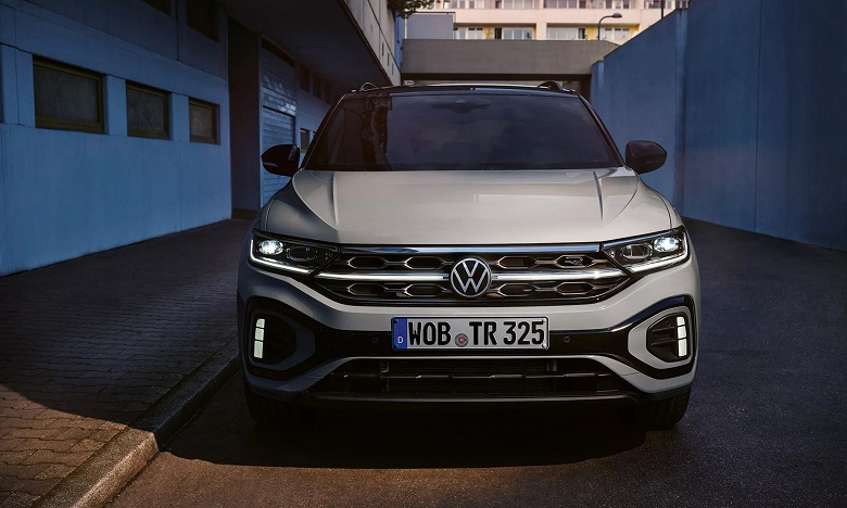 Кроссовер Volkswagen подешевел до уровня «китайцев» — теперь Volkswagen T-Roc можно заказать за 2,49 млн рублей (на 200 тыс. дешевле, чем в июне)