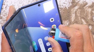 Видео не для слабонервных: Samsung Galaxy Z Fold7 пережил экстремальный тест на прочность с поджиганием, песком и попыткой выгнуть экран - 2 Видео не для слабонервных: Samsung Galaxy Z Fold7 пережил экстремальный тест на прочность с поджиганием, песком и попыткой выгнуть экран