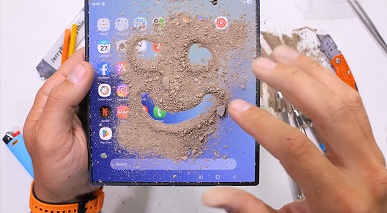 Видео не для слабонервных: Samsung Galaxy Z Fold7 пережил экстремальный тест на прочность с поджиганием, песком и попыткой выгнуть экран - 3 Видео не для слабонервных: Samsung Galaxy Z Fold7 пережил экстремальный тест на прочность с поджиганием, песком и попыткой выгнуть экран