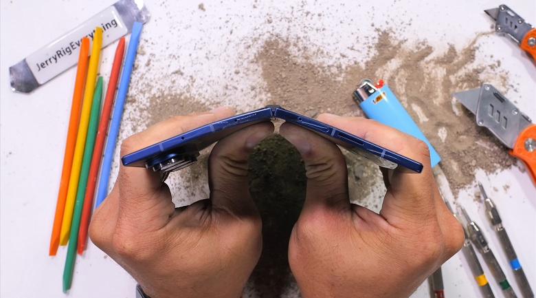 Видео не для слабонервных: Samsung Galaxy Z Fold7 пережил экстремальный тест на прочность с поджиганием, песком и попыткой выгнуть экран - 1 Видео не для слабонервных: Samsung Galaxy Z Fold7 пережил экстремальный тест на прочность с поджиганием, песком и попыткой выгнуть экран