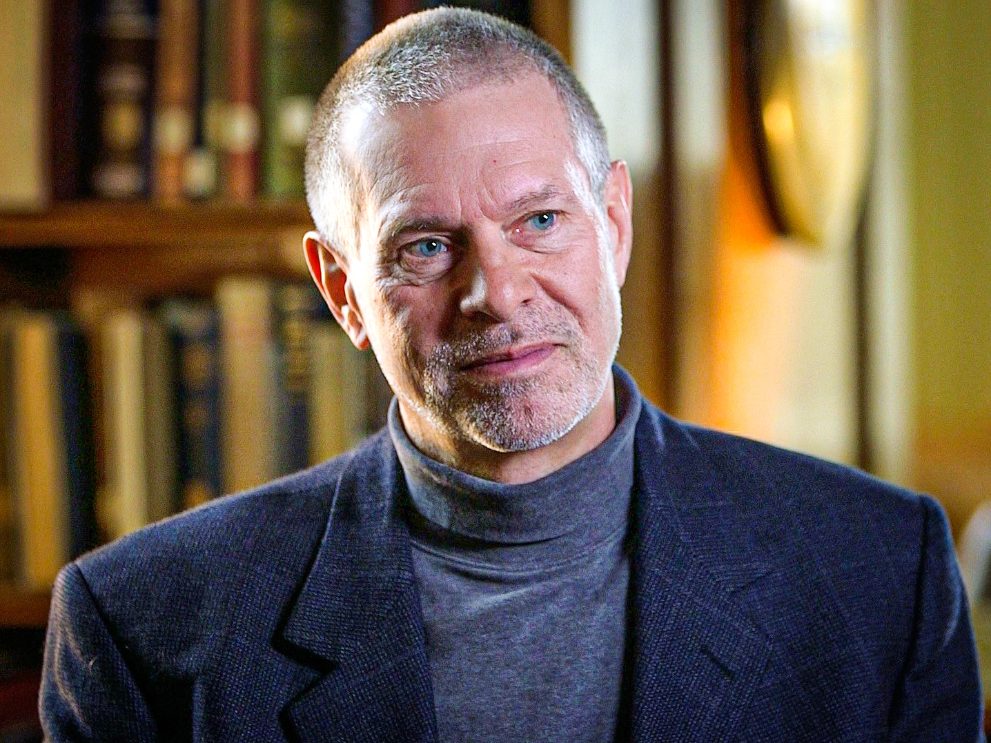  Роберт Хейзен, минералог из Института Карнеги в Вашингтоне, округ Колумбия.