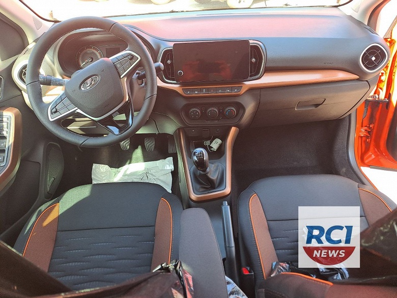 Товарную Lada Iskra SW Cross в топовом оснащении Techno с клиренсом 200 мм показали со всех сторон