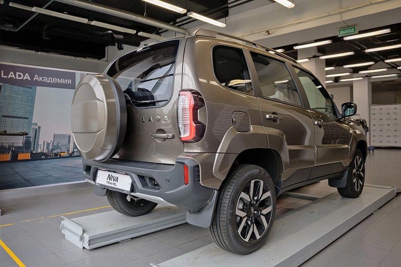 Новая Lada Niva Travel с 90-сильным мотором во всех деталях: опубликованы официальные фото машины