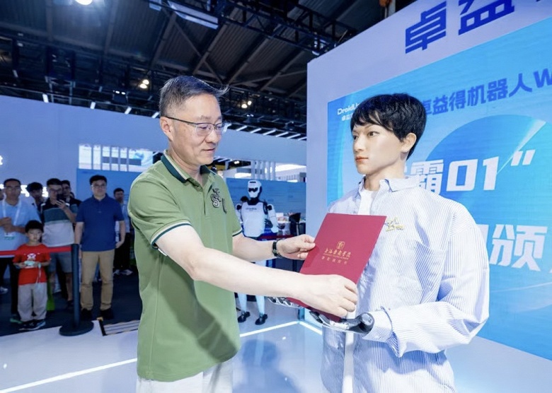 Впервые в истории робот поступил в докторантуру: человекоподобный робот Xueba 01 стал студентом Шанхайской театральной академии