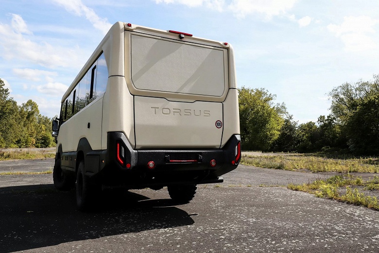 Внедорожный автобус-монстр Torsus Liberra превратили в роскошный отель на колесах — идеальный автодом для России, у кого есть 662 тысячи долларов - 2 Внедорожный автобус-монстр Torsus Liberra превратили в роскошный отель на колесах — идеальный автодом для России, у кого есть 662 тысячи долларов