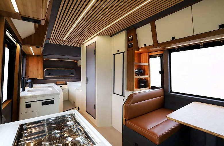 Внедорожный автобус-монстр Torsus Liberra превратили в роскошный отель на колесах — идеальный автодом для России, у кого есть 662 тысячи долларов - 3 Внедорожный автобус-монстр Torsus Liberra превратили в роскошный отель на колесах — идеальный автодом для России, у кого есть 662 тысячи долларов