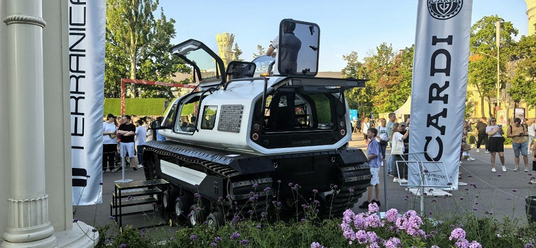 Представлен крутой российский гибридный вездеход Terranica Expedition: запас хода 1000 км, 1,4-литровый дизель и два топливных бака на 150 литров каждый