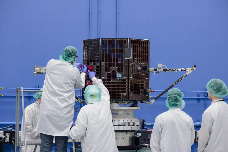 Один из спутников на этапе сборки и тестирования. Источник