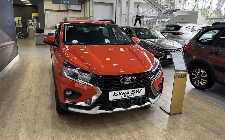 Можно &laquo;посидеть, пощупать, потрогать&raquo;, но купить нельзя. Продажи Lada Iskra стартовали в июле, но товарных машин у дилеров до сих пор нет