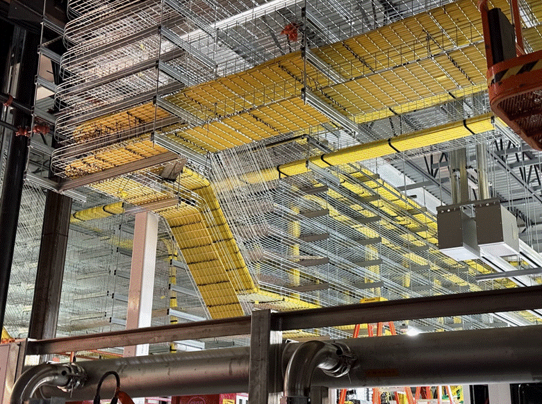 Фотография Илона Маска, где показана прокладка кабелей для Colossus. Источник