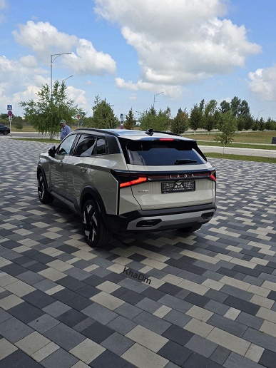 Lada Azimut выставили на всеобщее обозрение в Тольятти: живые фото машины с черно-красным салоном, черным потолком, двухцветным рулем и большой панорамной крышей