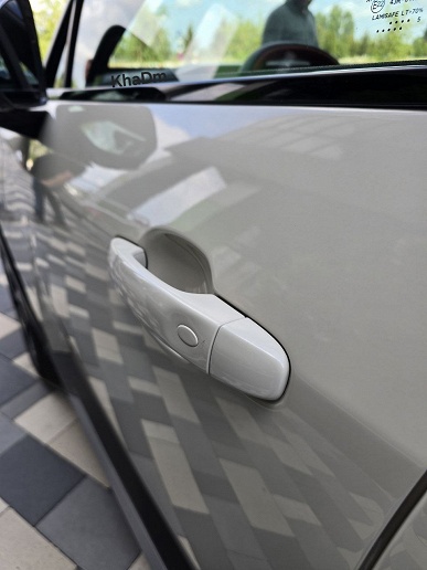 Lada Azimut выставили на всеобщее обозрение в Тольятти: живые фото машины с черно-красным салоном, черным потолком, двухцветным рулем и большой панорамной крышей