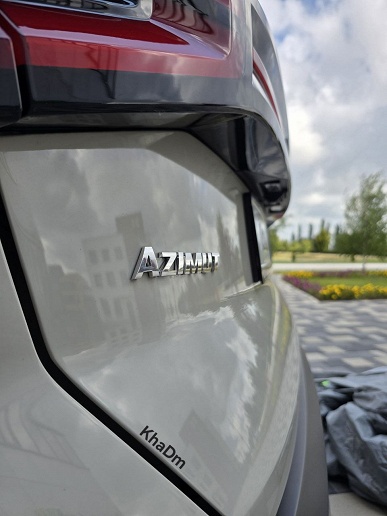 Lada Azimut выставили на всеобщее обозрение в Тольятти: живые фото машины с черно-красным салоном, черным потолком, двухцветным рулем и большой панорамной крышей