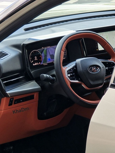 Lada Azimut выставили на всеобщее обозрение в Тольятти: живые фото машины с черно-красным салоном, черным потолком, двухцветным рулем и большой панорамной крышей