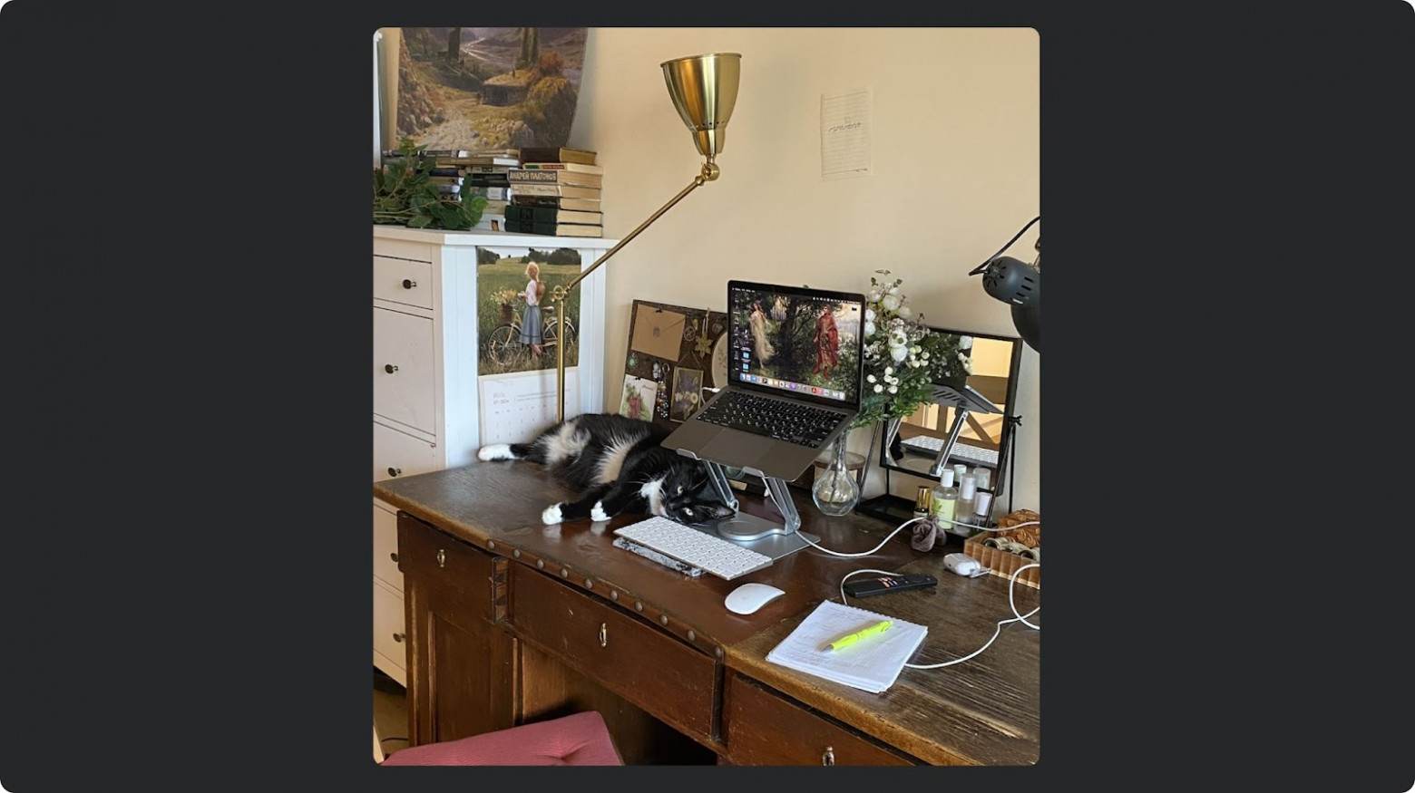 У редактора Насти Наумовой (то есть у меня) тон рабочему месту задает винтажный польский стол, найденный на Авито, и кот, участвующий в каждом созвоне