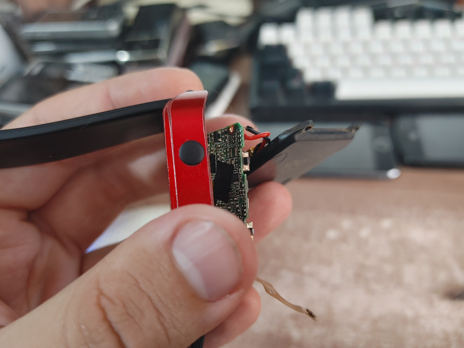 Полностью вынимать плату без причины немного рискованно