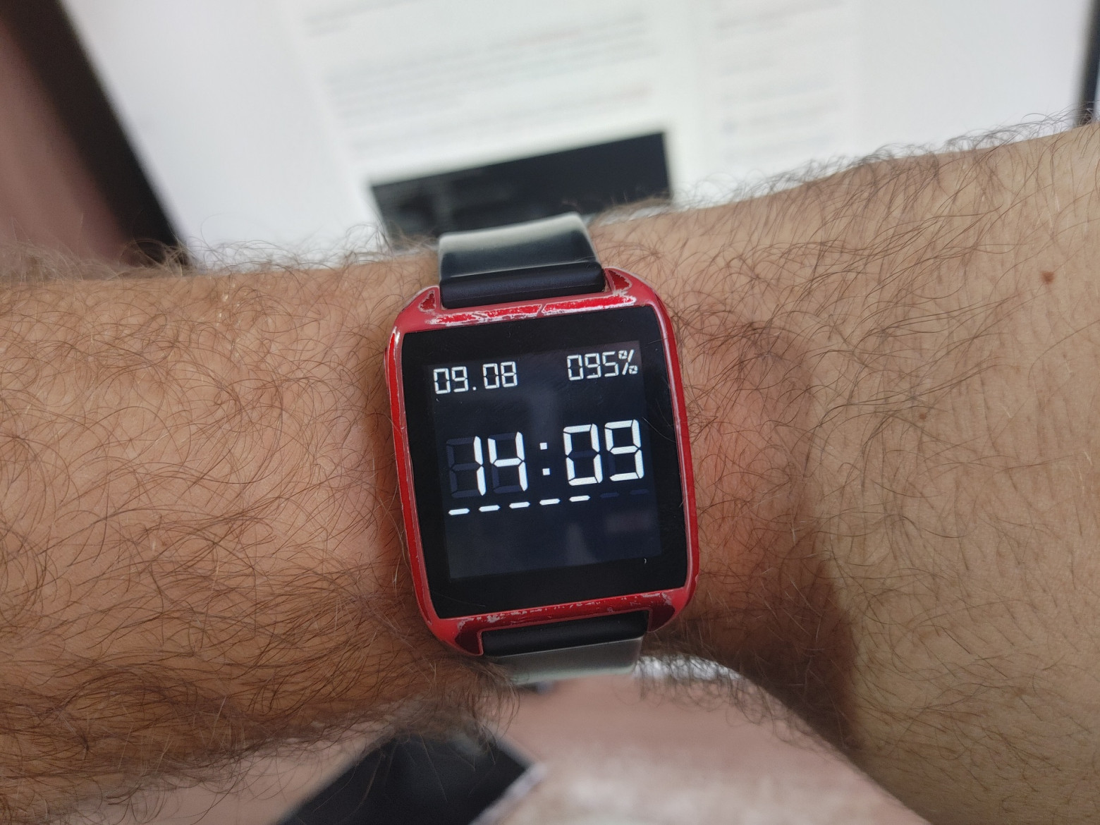 Доступно 16 различных циферблатов, а путём патчинга лаунчера можно добавить свои!