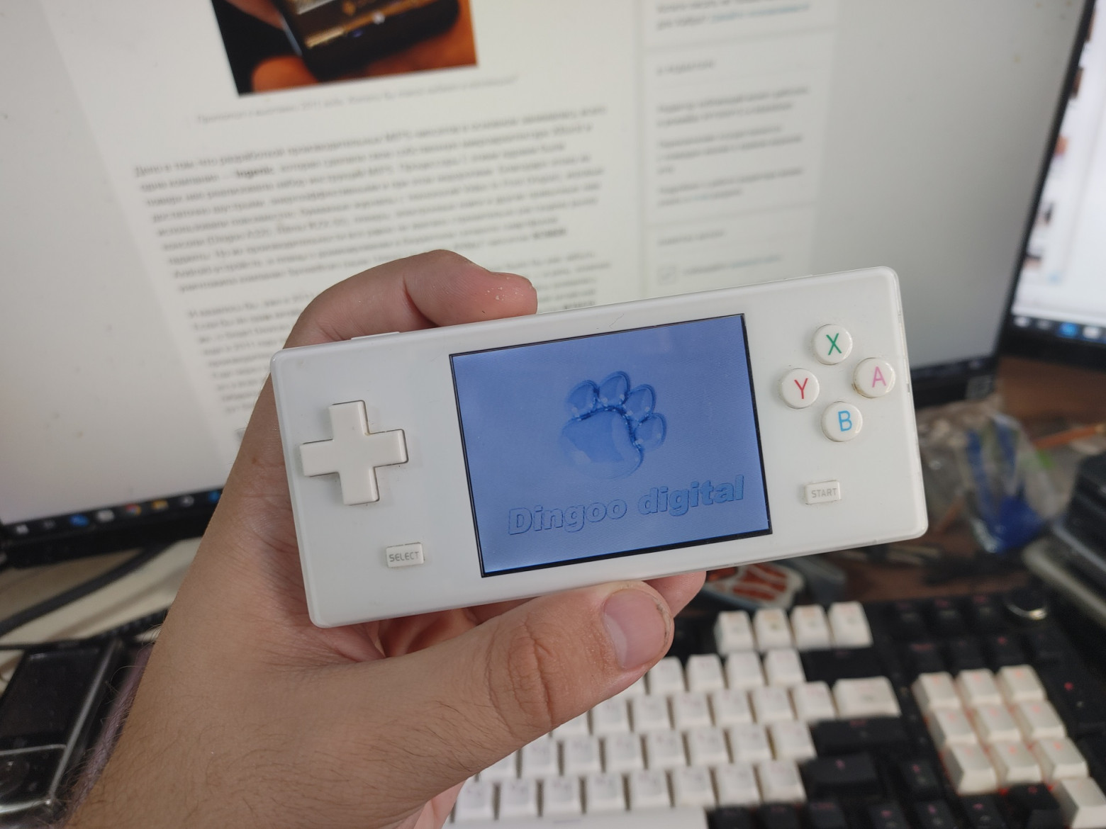 Культовый гаджет для тех лет. Дедушка таких консолей, как Anbernic и Retroid.