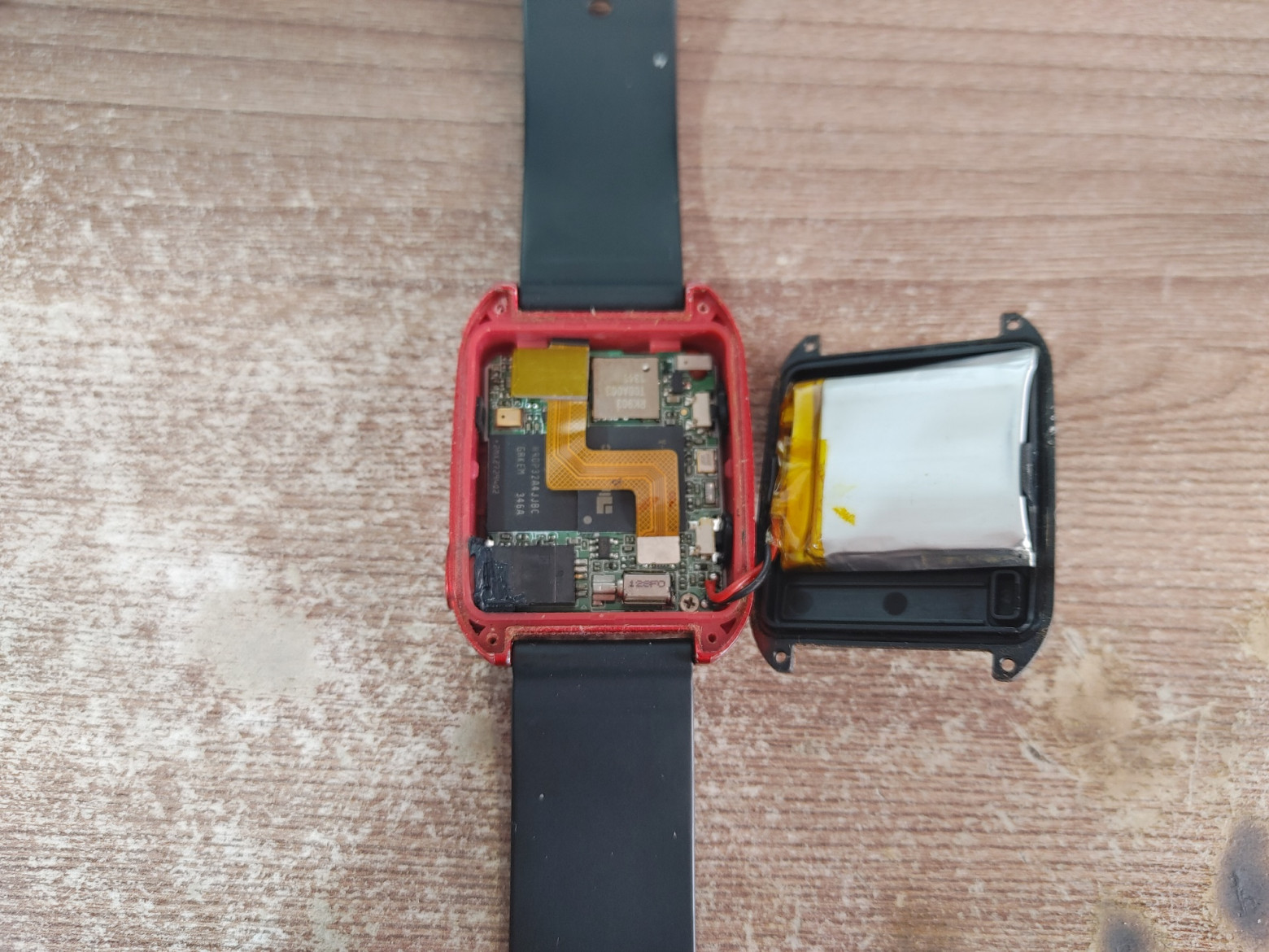 Гаджет маленький, а места в корпусе — навалом!