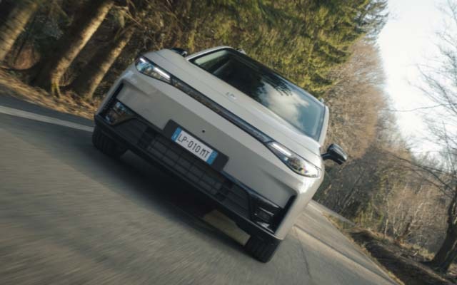 Китайский электрокроссовер Leapmotor C10 AWD на полном приводе стал одним из самых мощных на рынке - 1 Китайский электрокроссовер Leapmotor C10 AWD на полном приводе стал одним из самых мощных на рынке